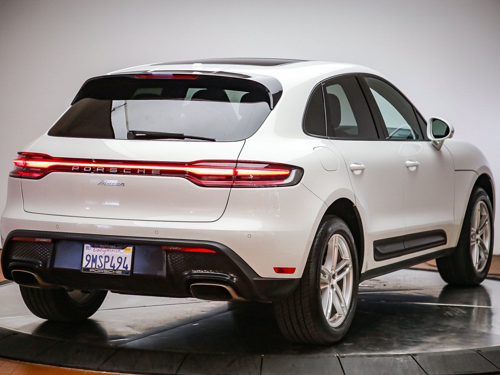 Certified 2025 Porsche Macan AWD/4WD image 7