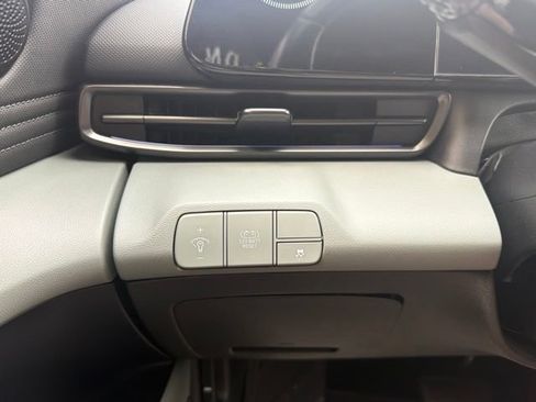Used 2024 Hyundai Elantra Limited FWD image 12