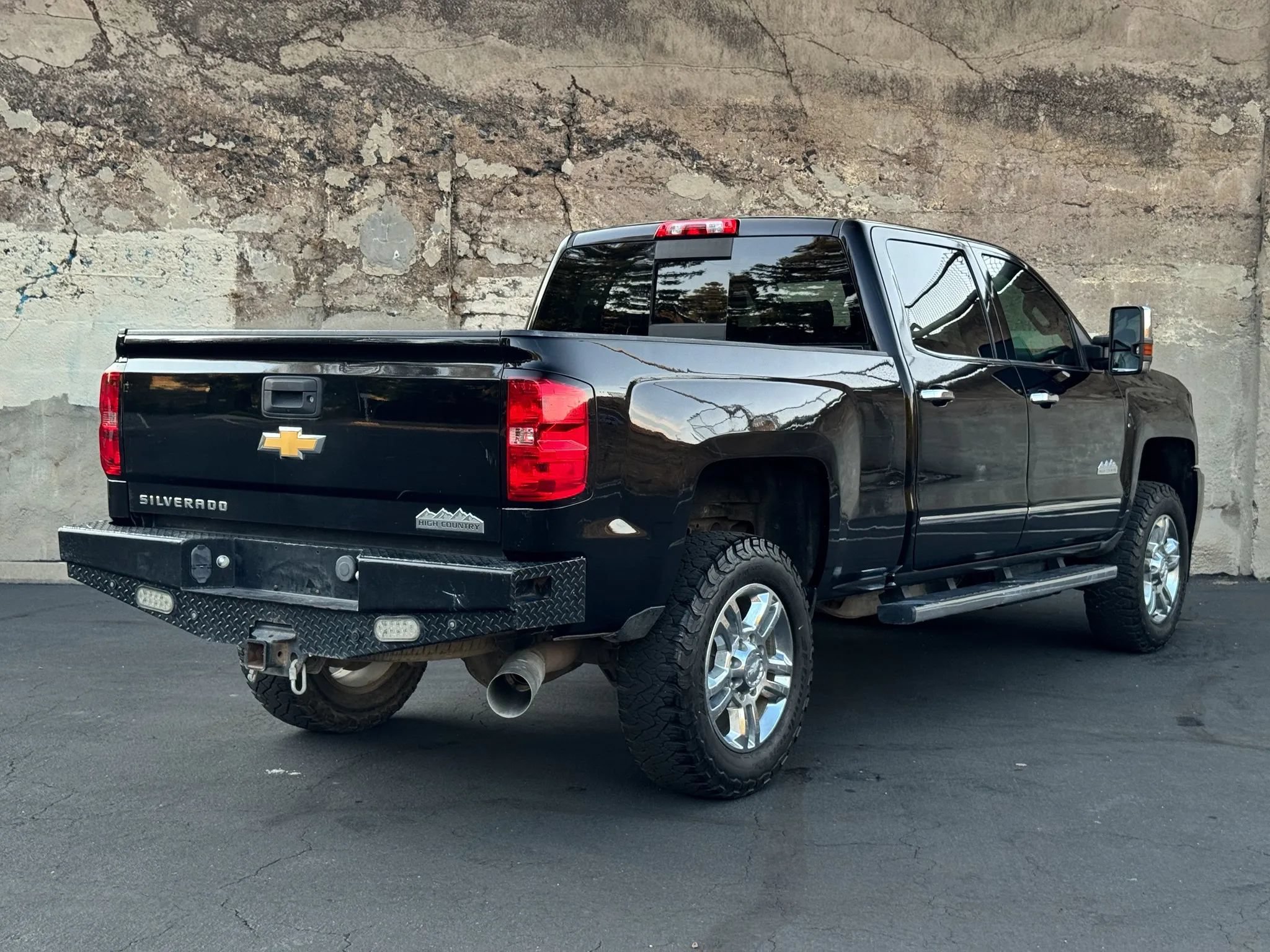 Used 2015 Chevrolet Silverado 2500 High Country w/ Duramax Plus Package AWD/4WD image 4