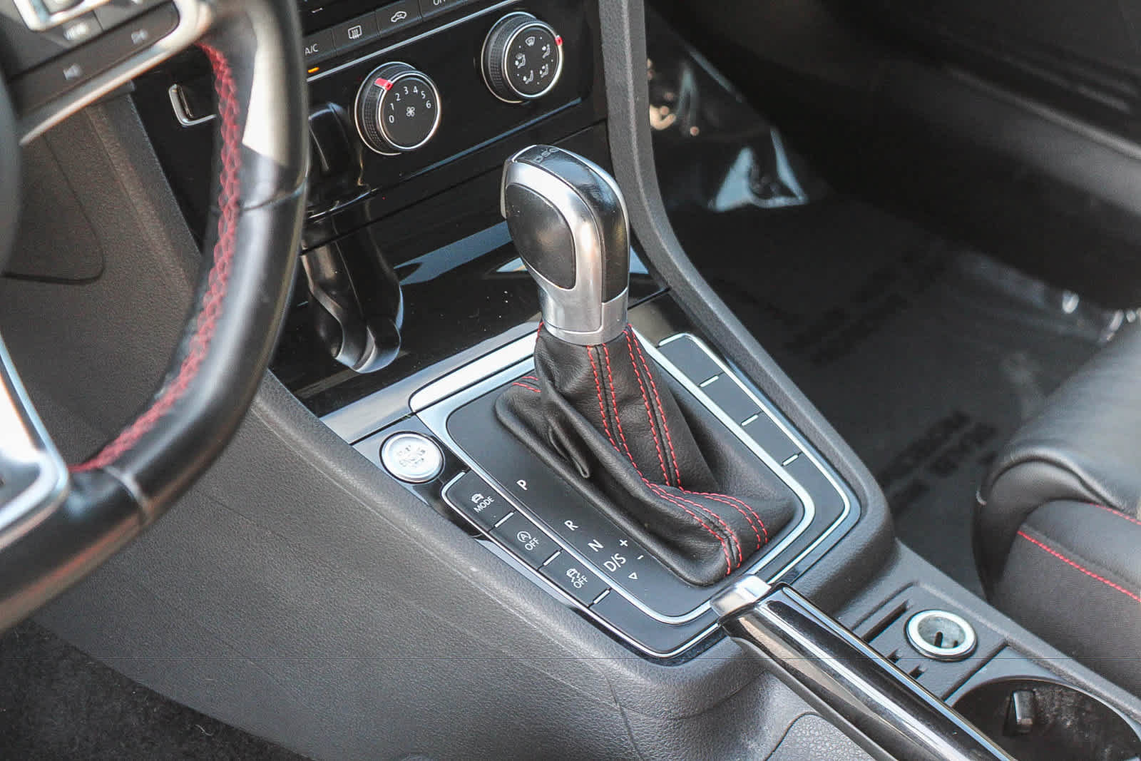 Used 2019 Volkswagen GTI SE FWD image 24