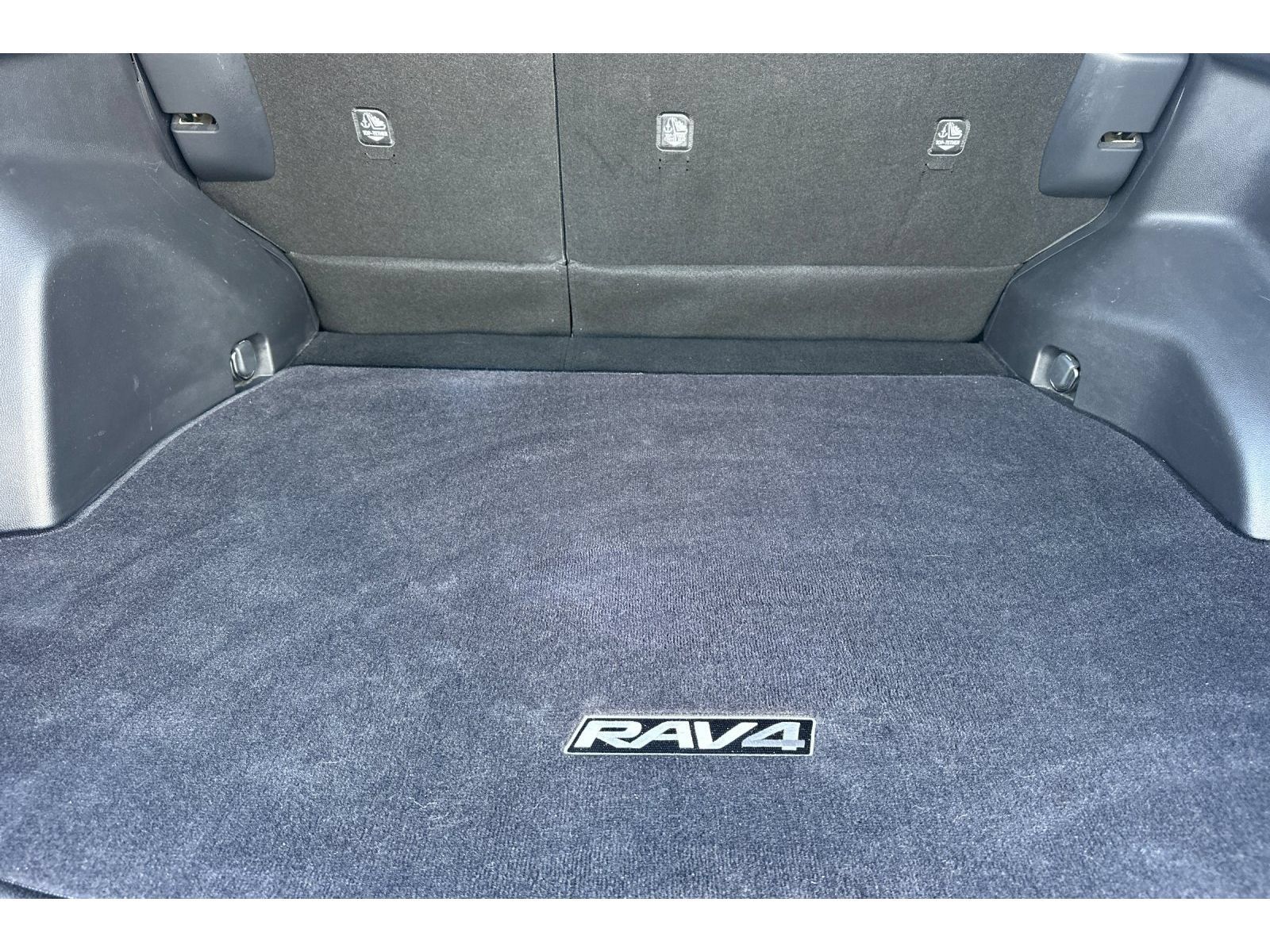 Used 2019 Toyota RAV4 LE w/ Carpet Mat Package FWD image 16