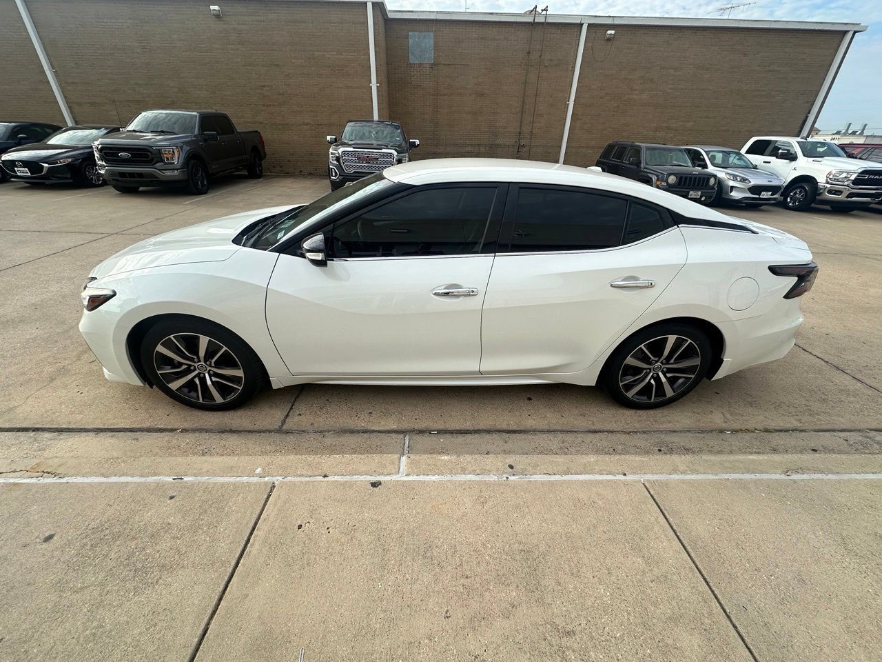 Used 2019 Nissan Maxima 3.5 SV w/ Floor Mat Group FWD image 2