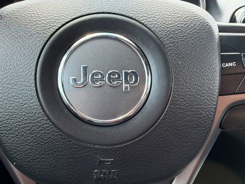 Used 2019 Jeep Grand Cherokee Laredo AWD/4WD image 31