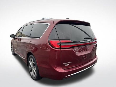 Used 2023 Chrysler Pacifica Pinnacle image 3