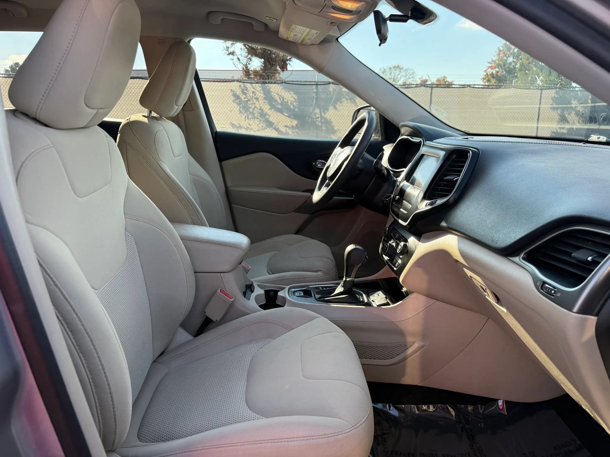 Used 2019 Jeep Cherokee Latitude w/ Popular Appearance Group FWD image 18