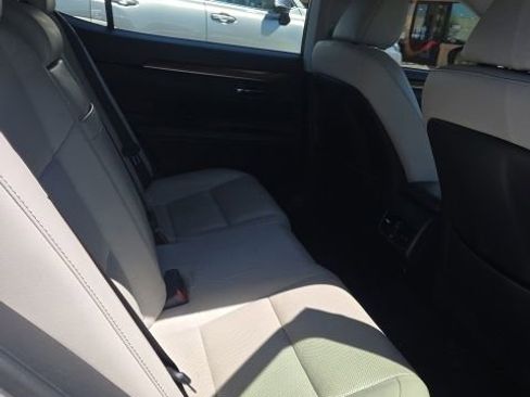 Used 2015 Lexus ES 300h w/ Navigation System Package FWD image 12
