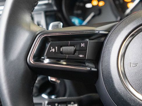 Certified 2025 Porsche Macan AWD/4WD image 33