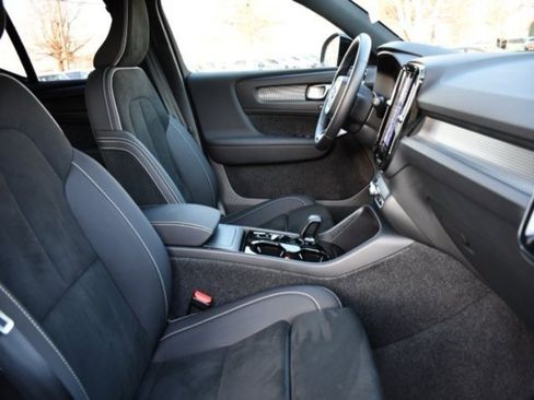 Certified 2025 Volvo XC40 B5 Plus image 29