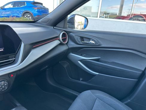 Used 2025 Chevrolet Trax RS w/ Sunroof Package FWD image 34