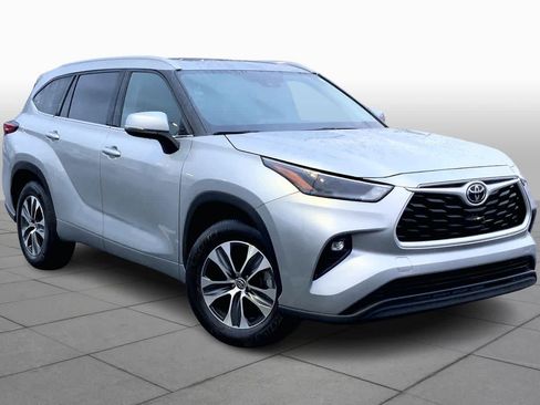 Used 2022 Toyota Highlander XLE image 3