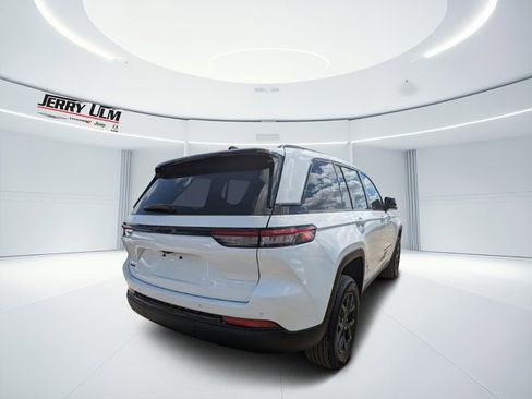 New 2025 Jeep Grand Cherokee Altitude image 3
