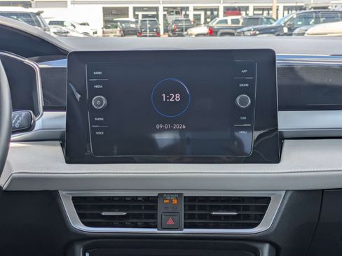 Used 2025 Volkswagen Taos SE FWD image 17