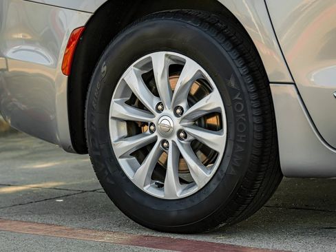 Used 2019 Chrysler Pacifica Touring-L image 63