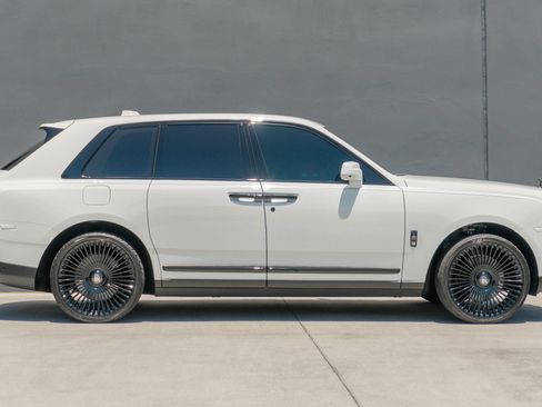 Used 2023 Rolls-Royce Cullinan Black Badge w/ Dark Exterior Package AWD/4WD image 6