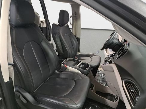 Used 2017 Chrysler Pacifica Touring-L FWD image 11