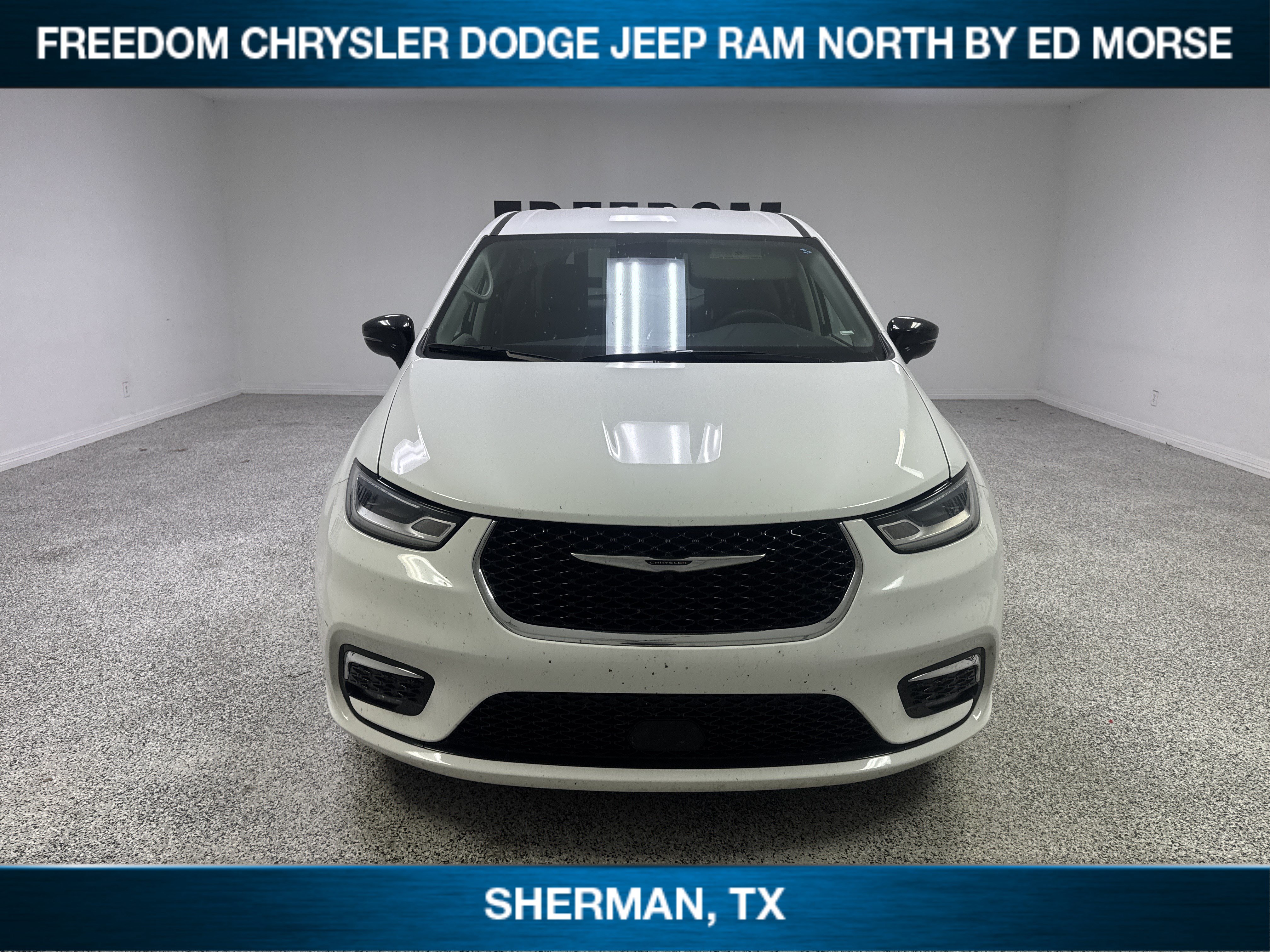 Used 2024 Chrysler Pacifica Touring-L FWD image 2
