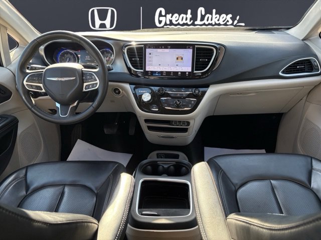 Used 2023 Chrysler Pacifica Touring-L FWD image 11