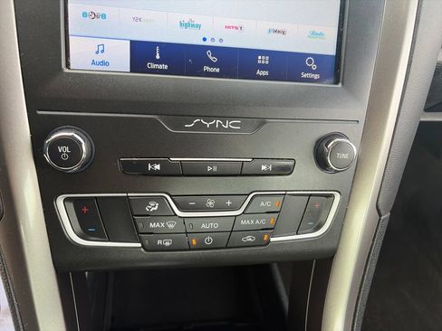 Used 2020 Ford Fusion SE FWD image 21