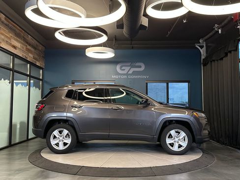 Used 2022 Jeep Compass Latitude AWD/4WD image 2