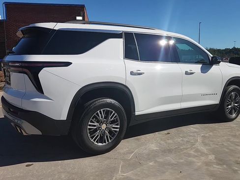 Used 2025 Chevrolet Traverse LT image 14