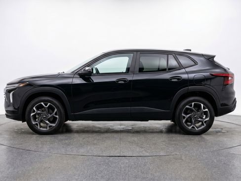 Used 2025 Chevrolet Trax LT w/ LT Convenience Package FWD image 5