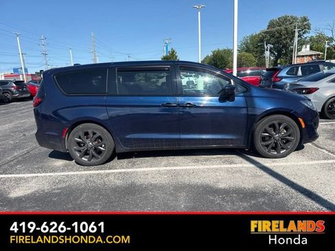 Used 2019 Chrysler Pacifica Touring Plus w/ S Appearance Package FWD image 4