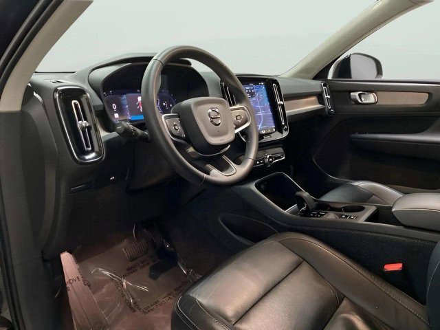Used 2023 Volvo XC40 B4 Core w/ Convenience Package FWD image 18