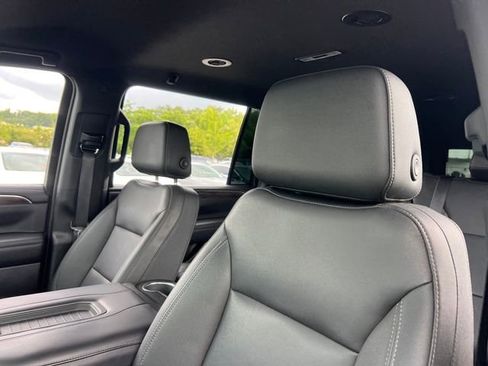 Used 2022 Chevrolet Suburban LT w/ Luxury Package AWD/4WD image 15