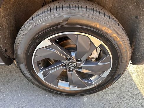 Used 2024 Nissan Rogue SV image 24