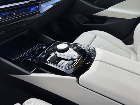 Used 2025 BMW i5 xDrive40 w/ Premium Package image 17