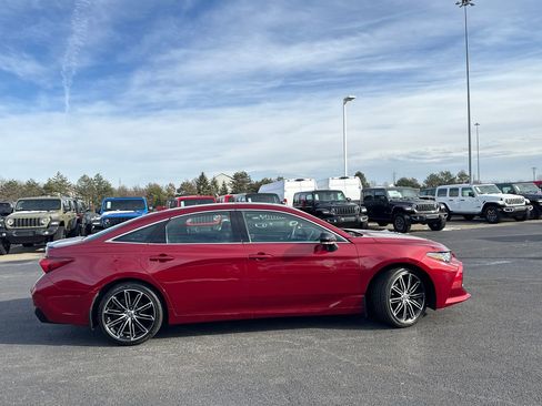 Used 2021 Toyota Avalon XSE image 2
