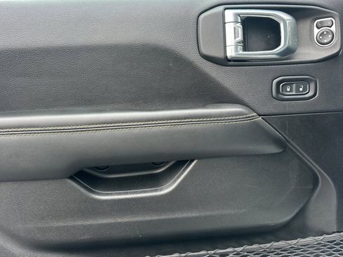 Used 2025 Jeep Wrangler Sahara image 11