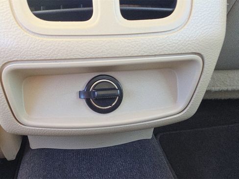 Used 2018 Ford Taurus SE image 28