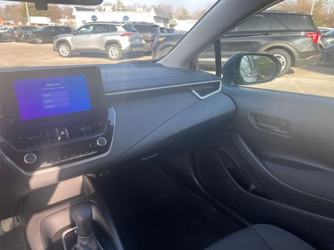 Used 2025 Toyota Corolla LE image 33