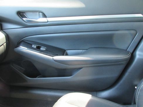 Used 2024 Nissan Altima 2.5 SL FWD image 33
