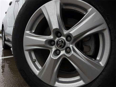 Used 2024 Toyota Highlander LE image 10