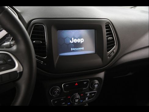 Used 2019 Jeep Compass Latitude FWD image 9