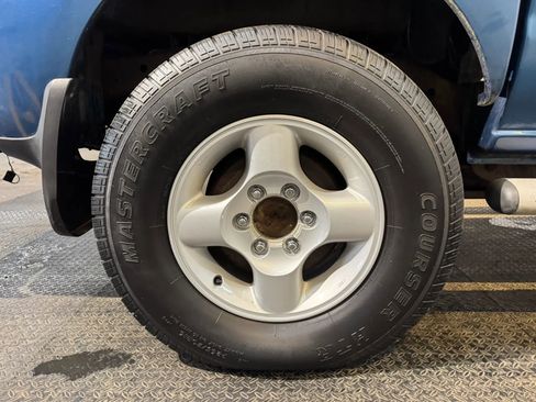 Used 2001 Nissan Frontier SE AWD/4WD image 28