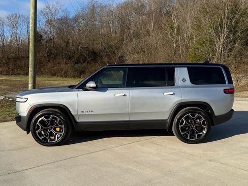 Used 2023 Rivian R1S Adventure image 8