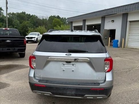 Used 2022 Ford Explorer XLT w/ Equipment Group 202A AWD/4WD image 3