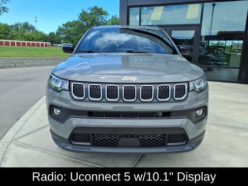 Used 2023 Jeep Compass Latitude AWD/4WD image 2