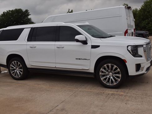 Used 2022 GMC Yukon XL Denali AWD/4WD image 5
