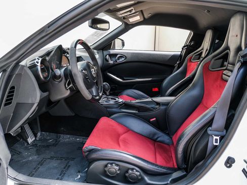 Used 2020 Nissan 370Z NISMO RWD image 4