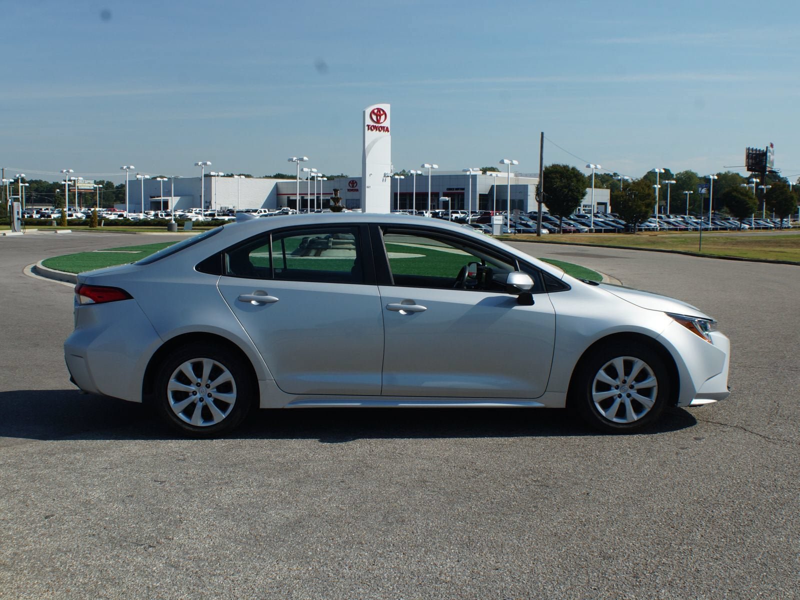 Used 2024 Toyota Corolla LE FWD image 19