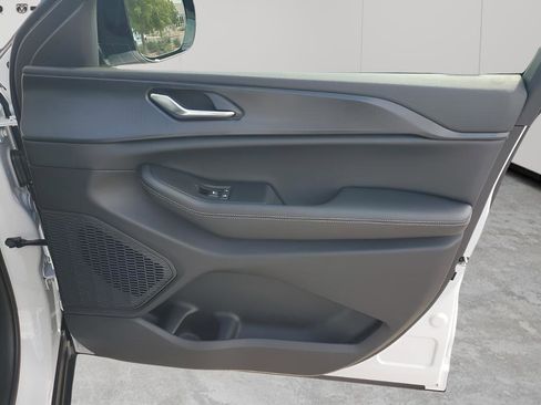 New 2025 Jeep Grand Cherokee Altitude image 13