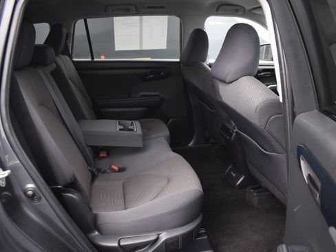 Used 2024 Toyota Highlander LE AWD/4WD image 11