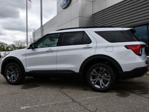 Used 2026 Ford Explorer Active w/ Active Comfort Package AWD/4WD image 3