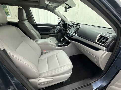 Used 2016 Toyota Highlander XLE AWD/4WD image 13
