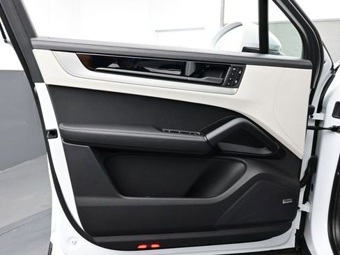 New 2025 Porsche Cayenne E-Hybrid image 7