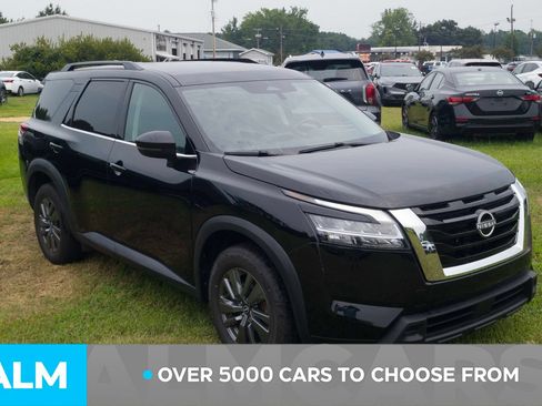 Used 2024 Nissan Pathfinder SV FWD image 2